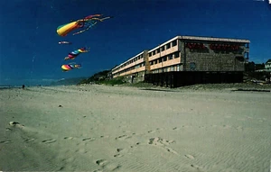 Postcard Sea Gypsy Motel Lincoln City Oregon OR Kite Flying Chrome - Picture 1 of 2