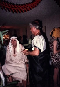 Vintage Foto 1985 Erwachsene Halloween Party Kostüm arabischer Scheich griechischer Senator - Bild 1 von 1