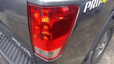 Used Right Tail Light Assembly fits: 2014 Nissan Titan quarter panel mounted w/u Foto 1 de 4