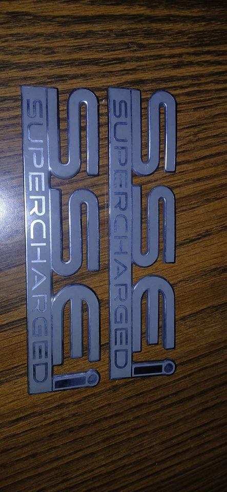 Pontiac Bonneville SSEI 1998-2004 supercargador OEM puerta lateral emblemas metálicos blanco Foto 1 de 2