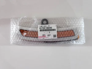 OEM l 2023-2025 Toyota Crown Front Bumper Left Reflector Marker Light 8172030240 - Foto 1 di 2