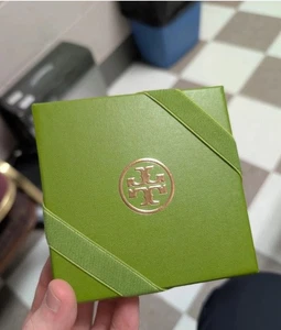 💚 Caja de regalo verde Tory Burch 4,5"x4,5" con banda elástica - Embalaje elegante 🎁 - Imagen 1 de 3