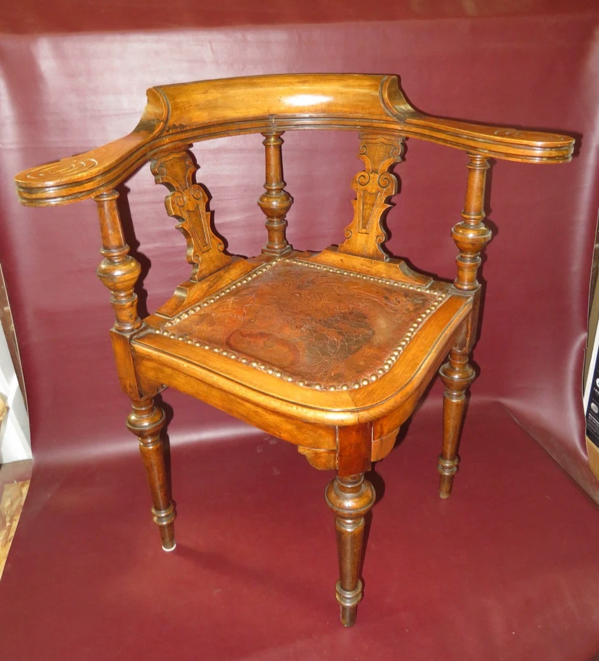 Antigua silla con brazo esquinero de roble inglés de 32,75" con asiento de cuero mecanizado a mano c. 1890 Foto 1 de 4
