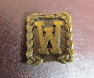 Vintage W mit Kranz Bronze Anstecknadel - Bild 1 von 6