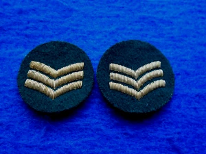 PAR DE SARGENTOS DEL EJÉRCITO BRITÁNICO DORADO SOBRE ARQUERO VERDE DESORDEN VESTIDO BRAZO INSIGNIAS - Imagen 1 de 3
