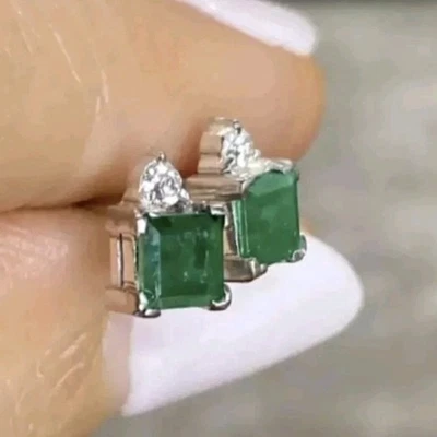 Impresionantes pendientes de diamantes esmeralda. Pendientes Esmeralda. Tachuelas esmeralda. Perno de diamante Foto 1 de 4