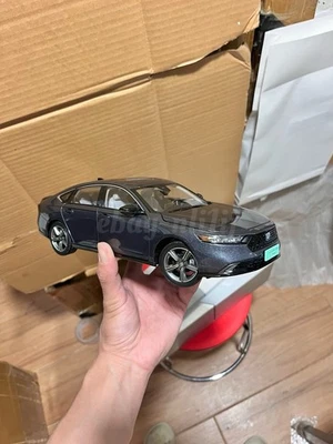 1: 18 比例 2023 ~ 2025 本田雅阁陨石灰色压铸模型汽车带底座 — 第 1/4 张图片