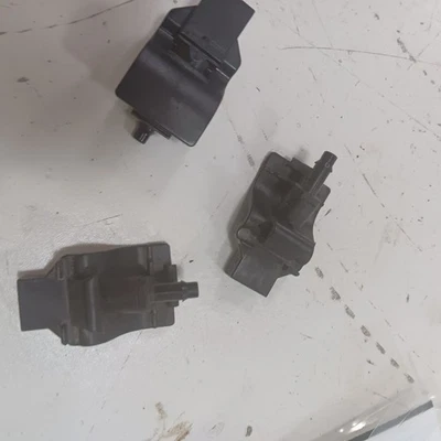 Ford Escape Windshield Wiper Washer Fluid Hood Sprayer Nozzles  2019 2018 2017 - Image 1 of 4