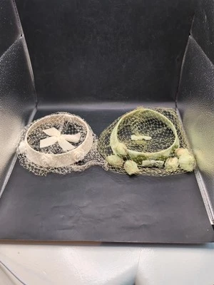 Sombreros de velo vintage Art Deco con rosas y red lazos de terciopelo verde y crema Foto 1 de 4