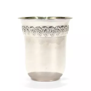 Taza Kidush Hazorfim de plata de ley firmada con uvas Repoussé - Imagen 1 de 13