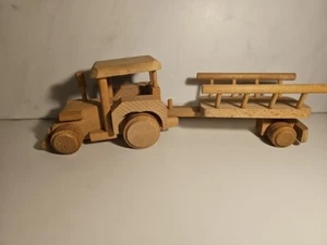 Tractor agrícola de madera con remolque de alimentación madera de haya vehículo decoración artesanía pintura - Imagen 1 de 6