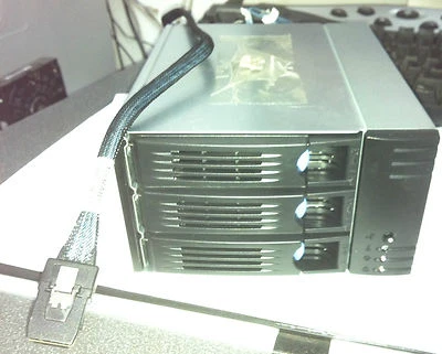 CHENBRO SK32303 2 to 3 SAS/SATA II 3.5" HDD enclosure with SATA Triple Cable - Image 1 of 2