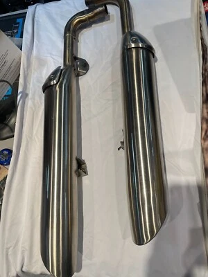 Par de silenciadores Triumph Bonneville Bobber OEM 2017-22 T2202293, T2202294 SIN TORNILLOS Foto 1 de 2