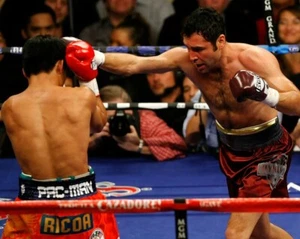 MANNY PACQUIAO vs OSCAR DE LA HOYA 8X10 PHOTO BOXING PICTURE OSCAR RIGHT - Picture 1 of 1