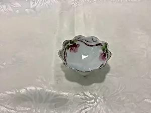 MILK GLASS SMALL ELEGANT SCALLOPED EDGED BOWL WITH HAND PAINTED CHERRY BLOSSOM - Foto 1 di 10