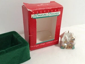 NUOVO!! Mini ornamento Hallmark Keepsake 1988 "Old English Village" #1 in serie - Foto 1 di 3
