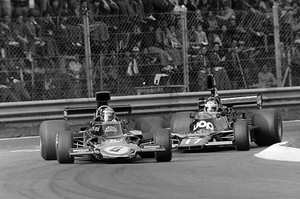 Jim Crawford Lotus 72E Ford leads Jean Pierre Jarier Shadow DN7 Ma- Old Photo - Bild 1 von 1