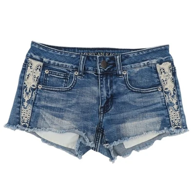 Bermuda jeans American Eagle feminina 2 shortie crochê bainha crua desgastada - Imagem 1 de 4