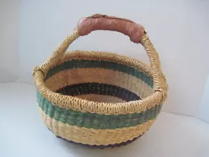 VINTAGE AFRIKANISCHER HANDGEWEBTER KORB IM GHANA BOLGA STIL MIT GRIFF KLEIN - Bild 1 von 11