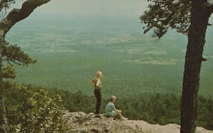 Mt. Tarjeta postal de Nebo State Park Arkansas para pareja mirando a la vista - Imagen 1 de 2