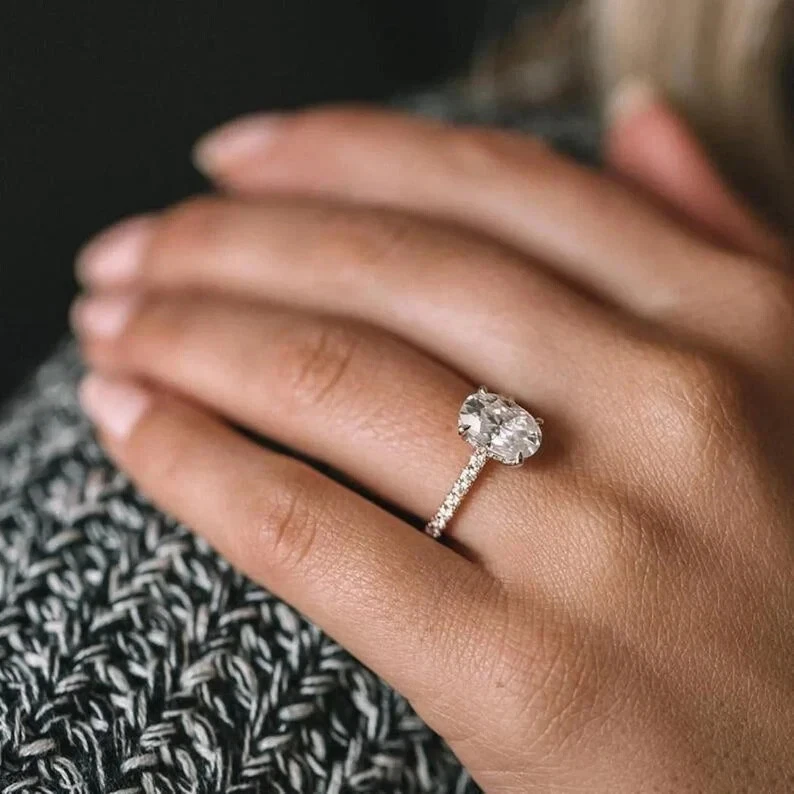 Anillo con detalles de diamantes cultivados en laboratorio ovalado de 1,25 quilates certificado IGI para proponer oro rosa de 14 k Foto 1 de 4