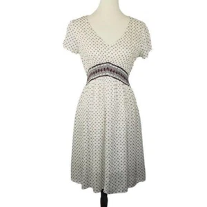 Hem & Thread Damen Kleid klein weiß V-Ausschnitt Rauten Blumen - Bild 1 von 9