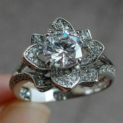 Anillo de compromiso de loto de diamantes de corte redondo de 2,50 quilates enchapado en oro blanco de 14 quilates Foto 1 de 4