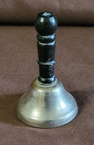 Campana vintage a mano con manico in legno nero - Foto 1 di 10