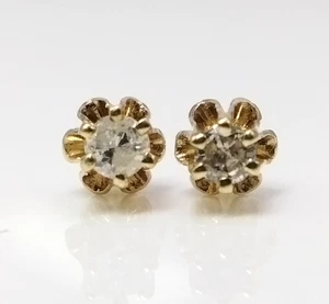 Pendientes solitario de diamantes naturales de oro amarillo de 10 quilates de 0,15 quilates Buttercup en circonita - Imagen 1 de 3