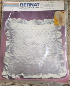 Candlewicking Embroidery Kit Pillow Cover Country Cat Kitten NEW Vintage Green - Bild 1 von 6
