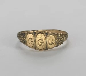 Anello antico vittoriano sigillo oro pieno "G.G.G." misura 4,5 necessita di riparazione - Foto 1 di 9