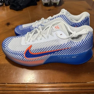 Taglia 10 - NikeCourt Air Zoom Vapor 11 HC White Hyper Crimson Royal - Foto 1 di 6