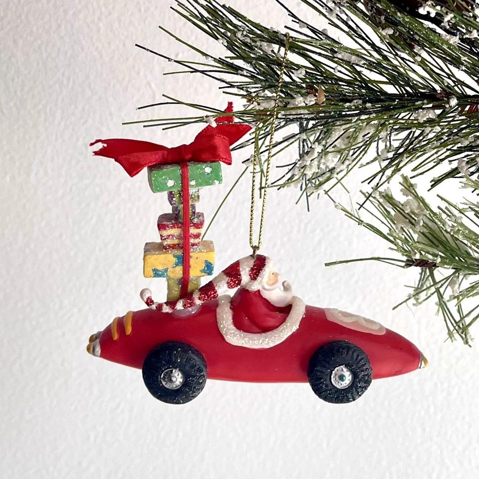 DT-K 2005 Racing Santa con regalos apilados alto adorno de Navidad Foto 1 de 4