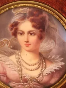Portrait miniature XIX : jeune femme. Cadre en bois, médaillon en laiton - Imagen 1 de 12