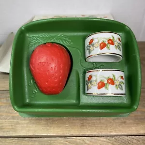 Anelli tovagliolo porcellana fragola Avon vintage con 1 sapone 1978 - Foto 1 di 8