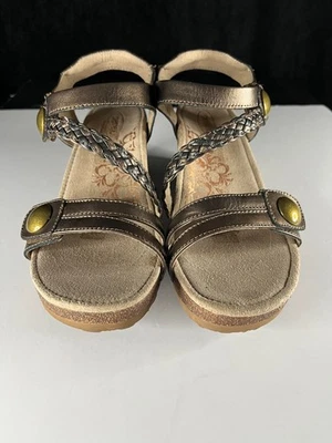 Женские удобные босоножки Aetrex металлик бронза кожа на танкетке 7,5–8 ЕС 38 - Изображение 1 из 4