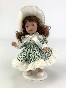 Mini Porzellan Puppe Spitzenkleid Hut Puppenhaus Höhe 13 cm beweglich m. Ständer - Bild 1 von 6