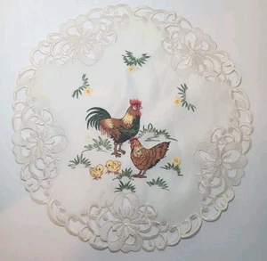 Rundes Spitzendeckchen mit besticktem Hahn und Huhn Country Cottagecore - Bild 1 von 6