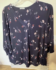 Blusa Campesina Beacon Negra Floral Oscura Pestaña Enrollable Cuello en V Talla 1X Hada Oscura - Imagen 1 de 6