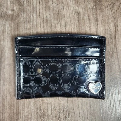 Estuche para tarjetas Coach Signature C líquido brillante negro charol en relieve Foto 1 de 3