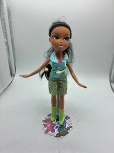 Bratz bambola giada con capelli neri - top blu e gonna floreale - stivali verdi - Foto 1 di 4