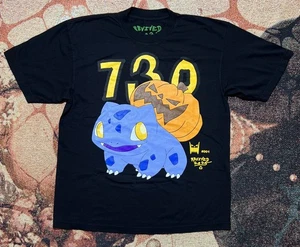 Asspizza Revived Halloween Pokemon 2025 Bulbasaur T-Shirt Schwarz Large Brandneu - Bild 1 von 3