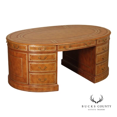 Escritorio Maitland Smith envuelto en cuero ovalado para socios ejecutivos Foto 1 de 4