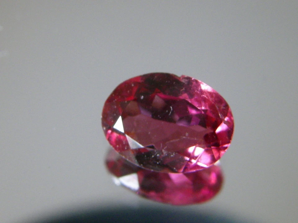 1 Turmalin  Rubellit 0,68 ct oval facettiert 5,2 x 7,0 mm - Bild 1 von 1