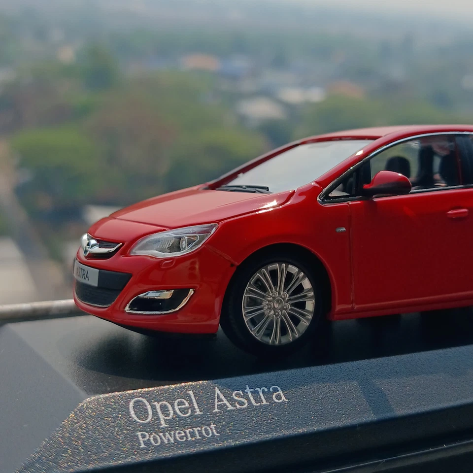 RED OPEL ASTRA - STREET CAR - MINICHAMPS, SCALE 1/43 - 410042001 - TOP - Image 1 of 4