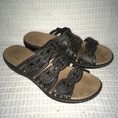Sandalias Clarks talla 9 M Leisa Faye charol negro correas planas deslizables para mujer Foto 1 de 4