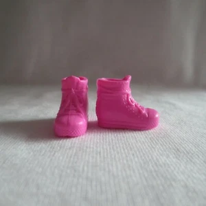 NEU! 2020 Barbie Schwester Chelsea Prinzessin Bett Puppe Rosa Stiefel Sneaker Schuhe - Bild 1 von 3