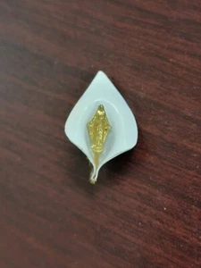 Very Rare Vintage Calla Lilly Enamel Flower Brooch With Virgin Mary Inside - Picture 1 of 4