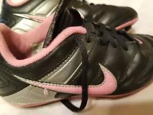 nike mädchen stollenschuhe Gr. 12 C rosa schwarz grau gebraucht Tab Over Top Spitze - Bild 1 von 2