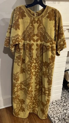 Vestido toalla acolchada de tela de rizo floral dorado cosecha años 60 de colección cubierta Muumuu Foto 1 de 4